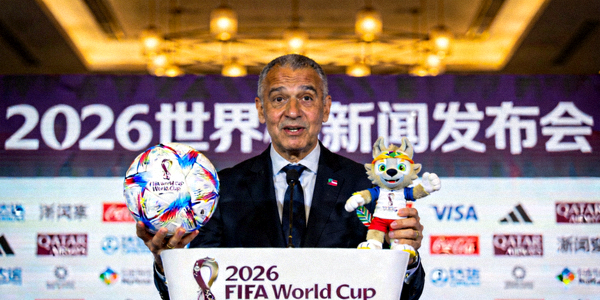 国际足联官员在新闻发布会上展示2026世界杯全新设计的比赛用球和吉祥物