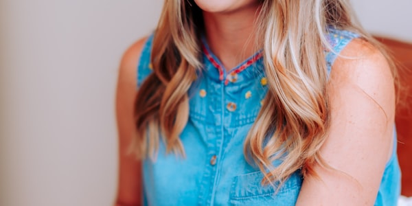 美国、加拿大、墨西哥三国国旗并列飘扬在体育场上空